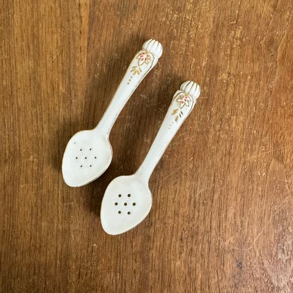 Vintage JAPAN White‎ Porcelain Spoon Gold Floral Accent Salt and pepper Shakers - Picture 1 of 9